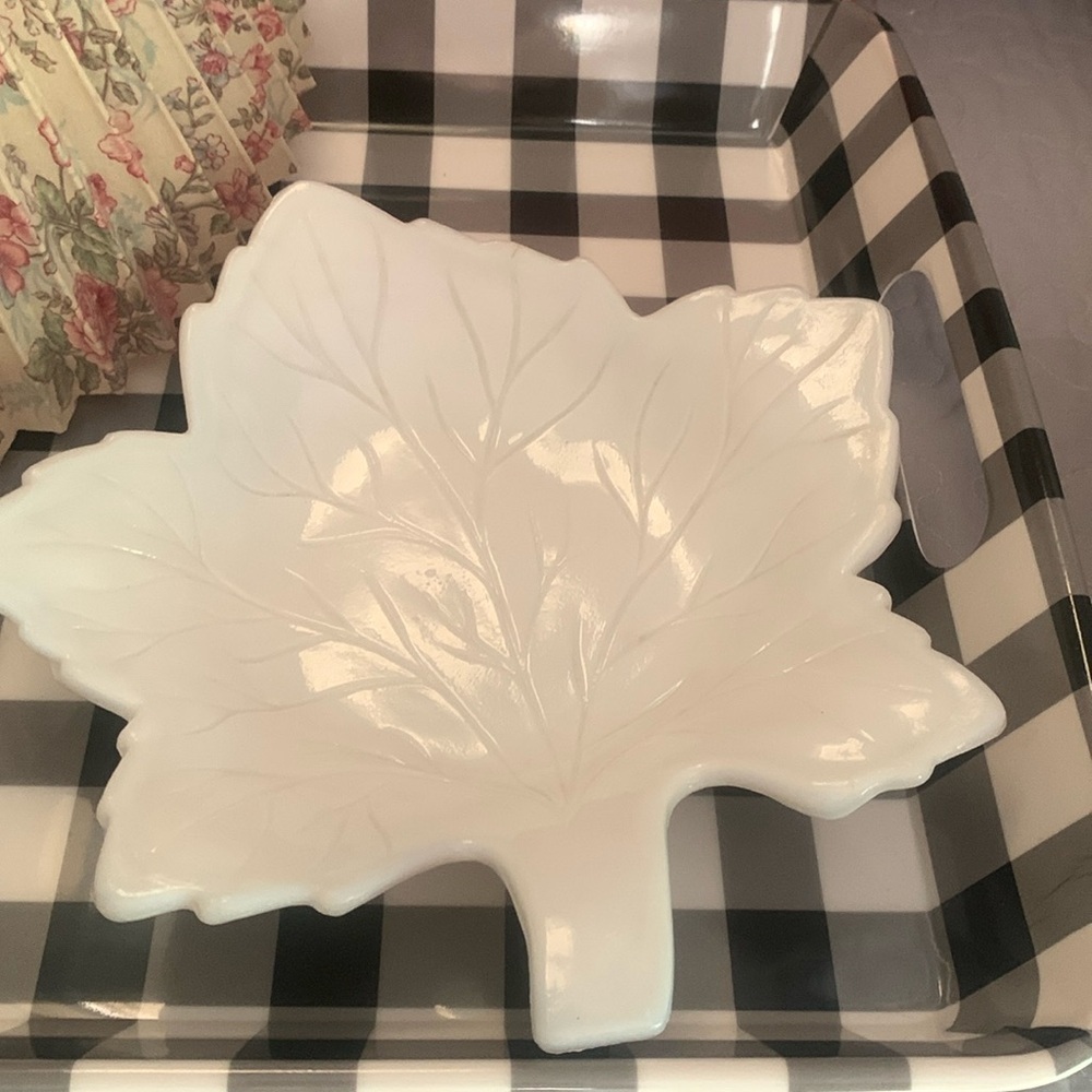 Vintage Westmoreland Milk Glass Maple Leaf Candy‎ Dish fall thanksgiving